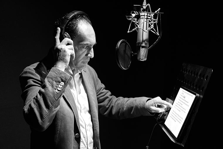 Oscar grabando locución en Telde